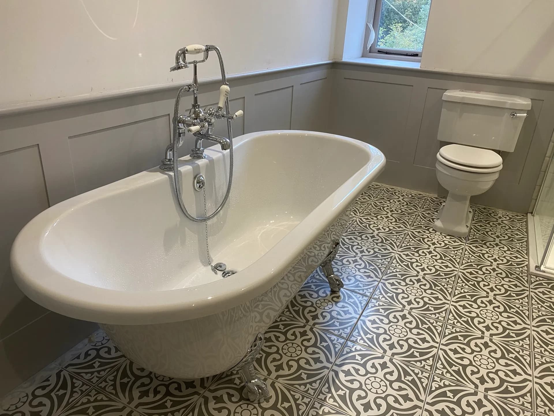 Roll-top clawfoot bathroom - rolltop clawfoot bath